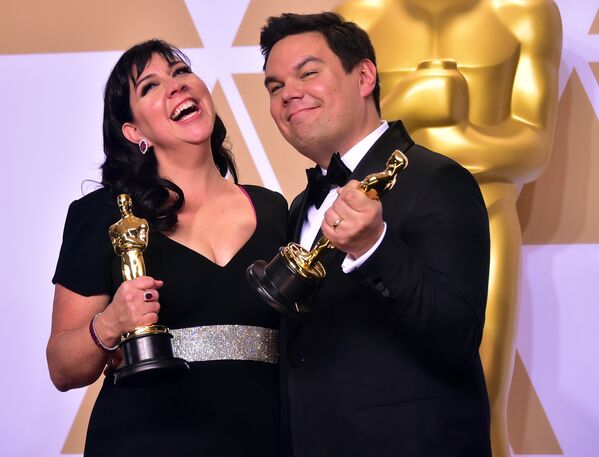 Кристен Андерсон-Лопес и Роберт Лопес на церемонии вручения премии Оскар