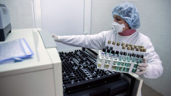 Медицинский сотрудник в лаборатории с образцами для анализа на туберкулез на Украине