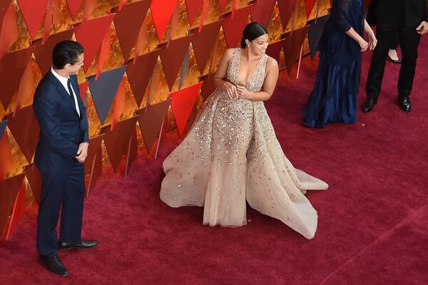 Американская актриса Джина Родригес и Джо Локисеро на премии Оскар-2018