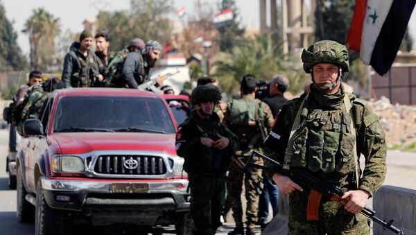 Российские и сирийские военные на контрольно-пропускном пункте в Дамаске