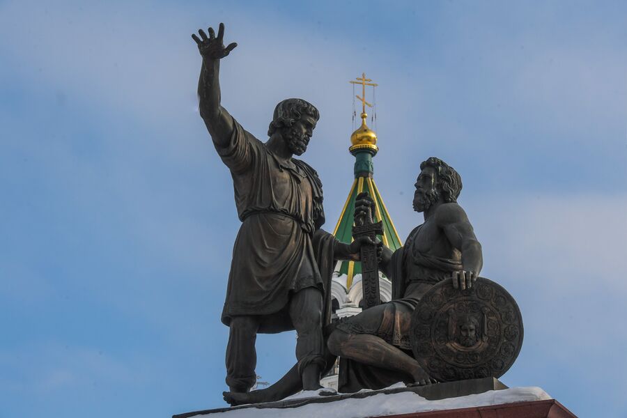 Памятник Минину и Пожарскому на площади Народного единства в Нижнем Новгороде