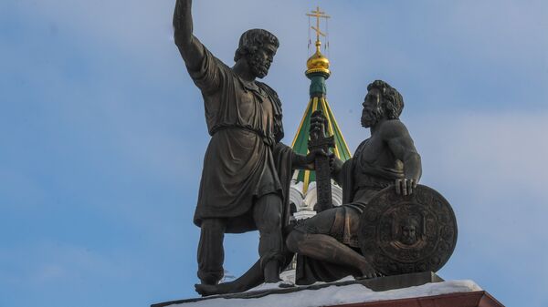 Памятник Минину и Пожарскому на площади Народного единства в Нижнем Новгороде