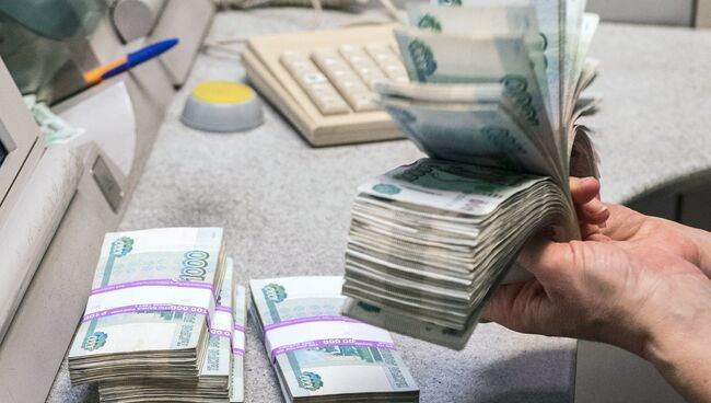 Банкноты номиналом 1000 рублей во время счетно-сортировочных работ
