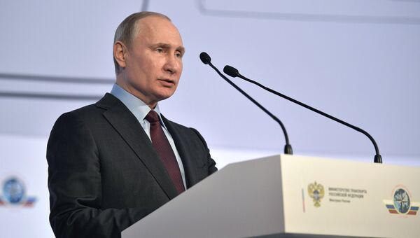 Владимир Путин выступает на пленарном заседании съезда транспортников России. 5 марта 2018