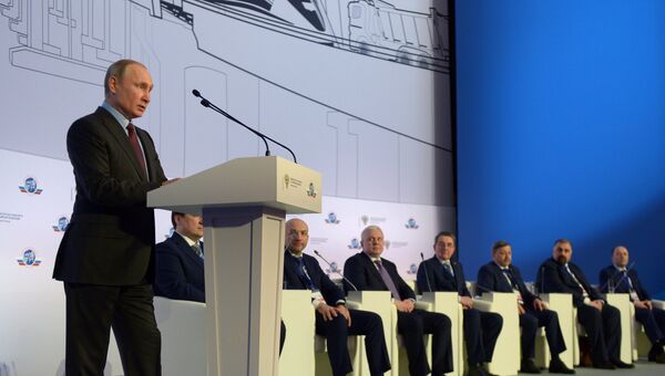Владимир Путин выступает на пленарном заседании съезда транспортников России. 5 марта 2018