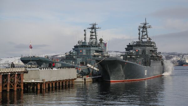 Большой десантный корабль Александр Отраковский и большой десантный корабль Кондопога во время прибытия в порт города Североморск. 5 марта 2018