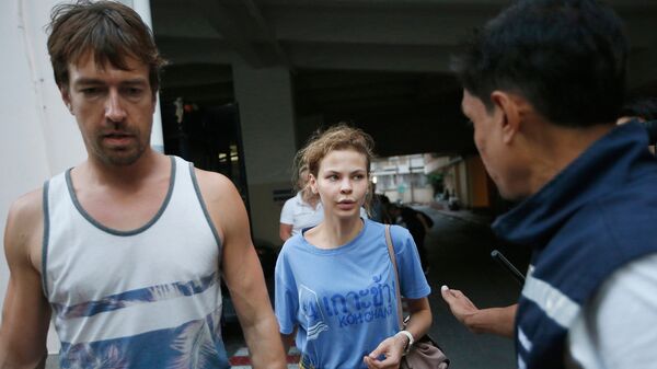 Анастасия Вашукевич и Александр Кириллов в иммиграционном центре в Бангкоке