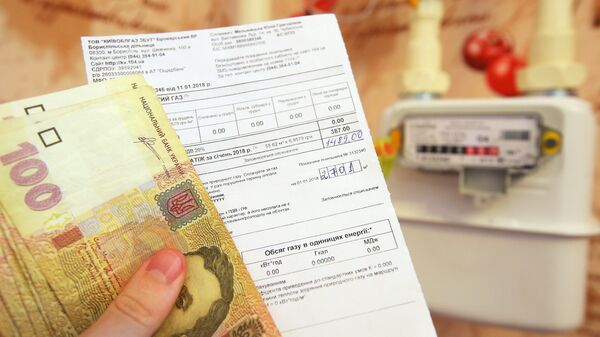 Денежные купюры Украины и квитанция за оплату коммунальных услуг