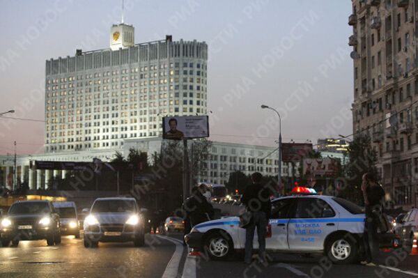 На месте происшествия , где в центре Москвы убит экс-депутат Государственной Думы РФ Руслан Ямадаев, работают сотрудники правоохранительных органов.