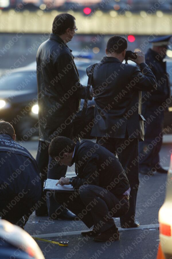 На месте происшествия , где в центре Москвы убит экс-депутат Государственной Думы РФ Руслан Ямадаев, работают сотрудники правоохранительных органов.