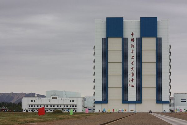 Ангар с космическим кораблем и ракетой-носителем на космодроме Цзюцюань в Китае