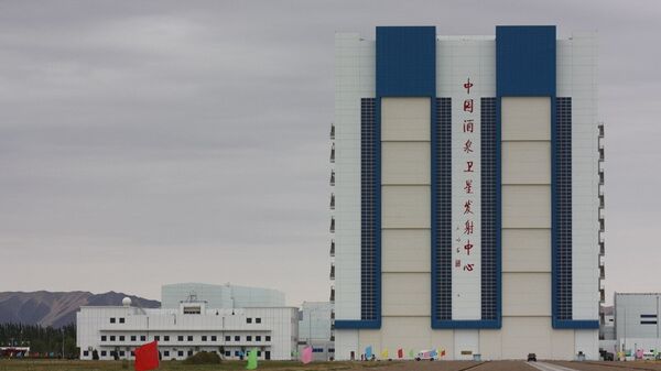 Ангар с космическим кораблем и ракетой-носителем на космодроме Цзюцюань в Китае