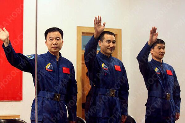 На борту Шэньчжоу-7 в космос отправятся три космонавта - Чжай Чжиган, Цзян Хайпэн и Лю Бомин