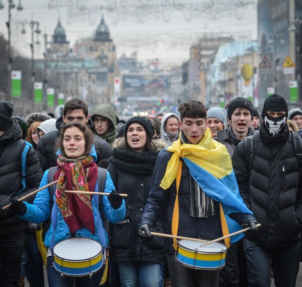Участники акций за евроинтеграцию Украины во время шествия по Крещатику Участники акций за евроинтеграцию Украины во время шествия по Крещатику