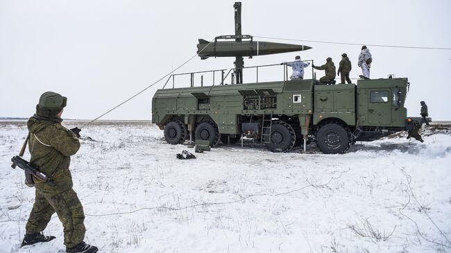 Подготовка к боевому пуску баллистической ракеты оперативно-тактического ракетного комплекса Искандер-М