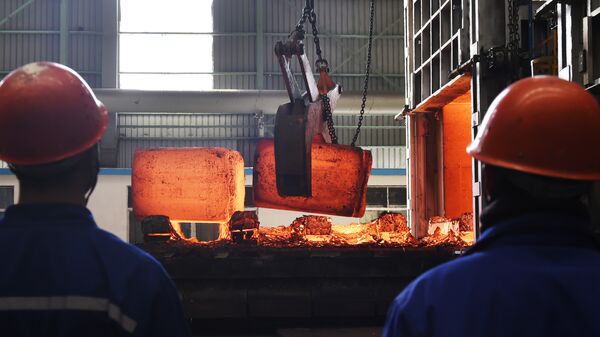 Рабочие на сталелитейном заводе. Архивное фото