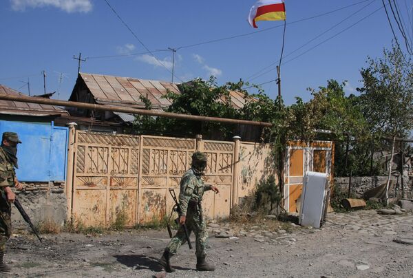 Российские военнослужащие и югоосетинские ополченцы в городе Цхинвали, подвергшемся нападению грузинских войс Российские военнослужащие и югоосетинские ополченцы в городе Цхинвали, подвергшемся нападению грузинских войс
