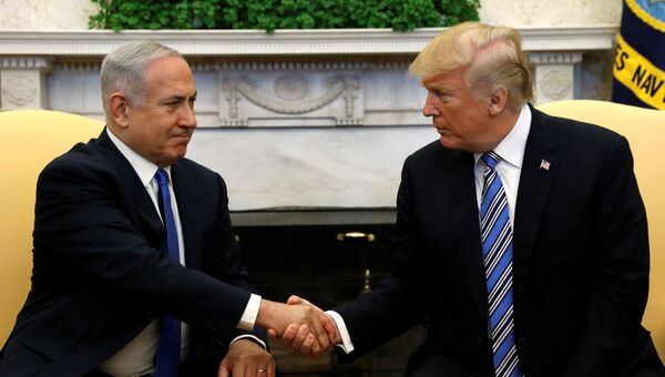 Президент США Дональд Трамп с премьер-министром Израиля Биньямином Нетаньяху в Овальном кабинете Белого дома в Вашингтоне, США. 5 марта 2018