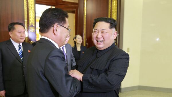 Лидер Северной Кореи Ким Чен Ын на встрече с делегацией спецпосланников президента Южной Кореи. 6 марта 2018