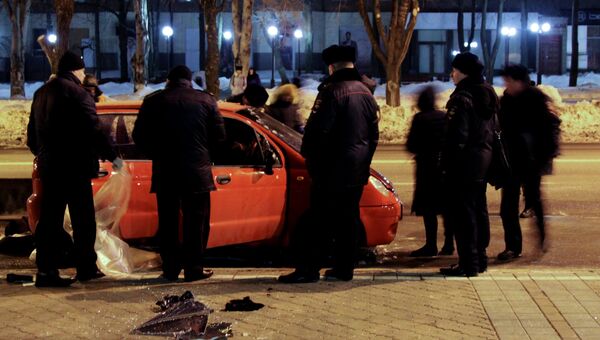 Полицейские на месте взрыва, который произошел на автостоянке неподалеку от республиканского спортивного комплекса Олимпийский в Ворошиловском районе Донецка. 5 марта 2018