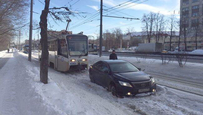 Застрявший на путях автомобиль на шоссе Энтузиастов на востоке Москвы задерживает движение трамваев. 6 марта 2018