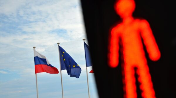 Вводить санкции против России становится все сложнее, заявил источник в ЕС