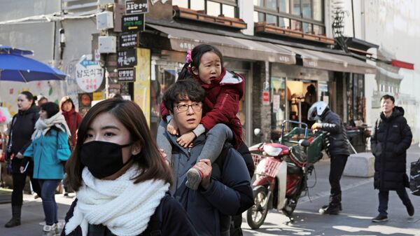 Прохожие на улице Инсандонг в Сеуле. Архивное фото.