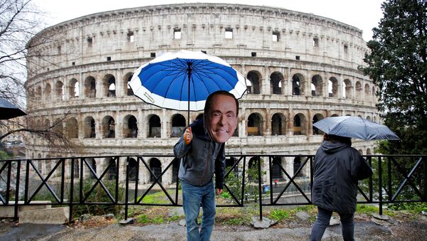 Активист в маске лидера партии Вперед, Италия Сильвио Берлускони на следующий день после парламентских выборов в Риме