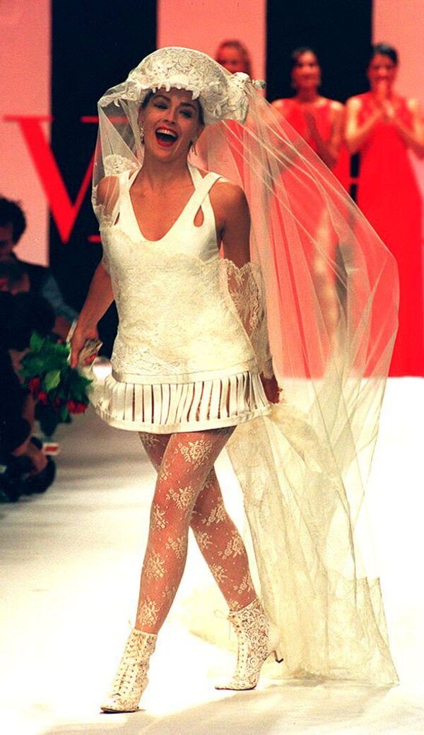 Американская актриса Шэрон Стоун в свадебное платье от итальянским дизайнера Валентино во время презентации коллекции одежды Valentino весна-лето 1994 года в Париже. 13 октября 1993 года