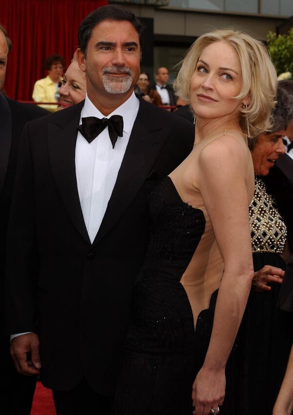 Американская актриса Шэрон Стоун и ее муж Фил Бронштейн на 74-й ежегодную Annual Academy Awards в театре Kodak в Голливуде, Калифорния. 24 марта 2002 года