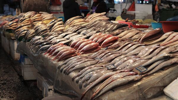 Прилавок с рыбой на рыбном рынке
