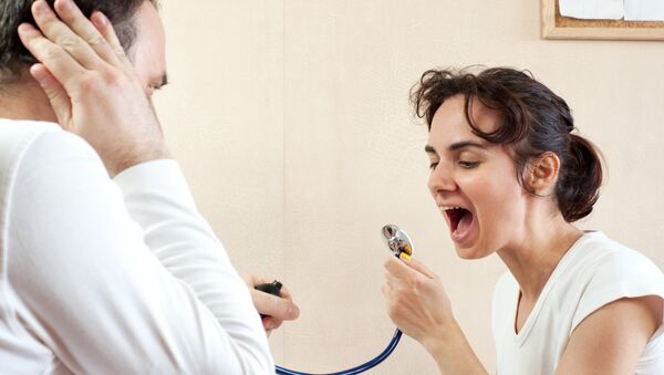 Пациентка кричит в стетоскоп врача во время осмотра в поликлинике