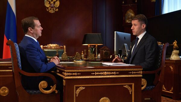 Дмитрий Медведев и руководитель Агентства по ипотечному жилищному кредитованию Александр Плутник во время встречи. 6 марта 2018