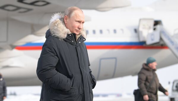 Владимир Путин во время прибытия в аэропорт Екатеринбурга. 6 марта 2018
