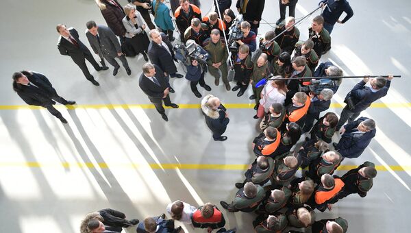 Владимир Путин во время посещения цеха НПК Уралвагонзавод в ходе рабочей поездки в Свердловскую область. 6 марта 2018