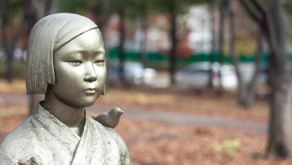 Мемориал женщинам для утешения в Сеуле напротив японского посольства