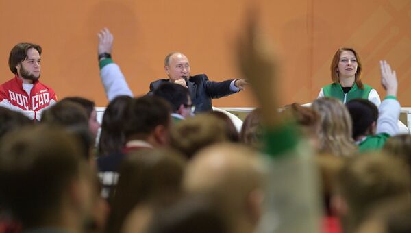 Владимир Путин во время участия в VI Всероссийском форуме рабочей молодежи в ходе рабочей поездки в Свердловскую область. 6 марта 2018