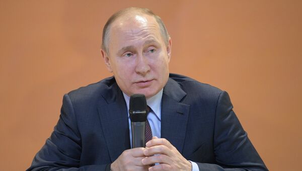 Президент РФ Владимир Путин во время участия в VI Всероссийском форуме рабочей молодежи. 6 марта 2018