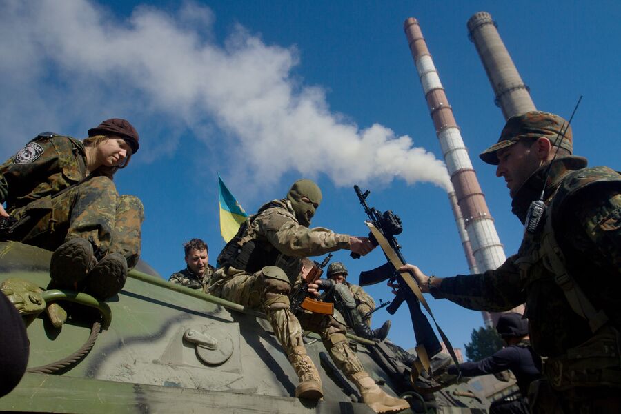 Бойцы батальона Айдар в городе Счастье Луганской области, 2014 год 