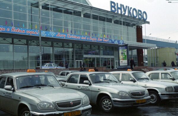 Автомобили такси у аэропорта Внуково.