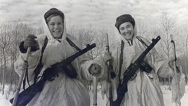 Фотография героинь – десантниц, орденоносцев Гали Метляевой и Жени Леоновой