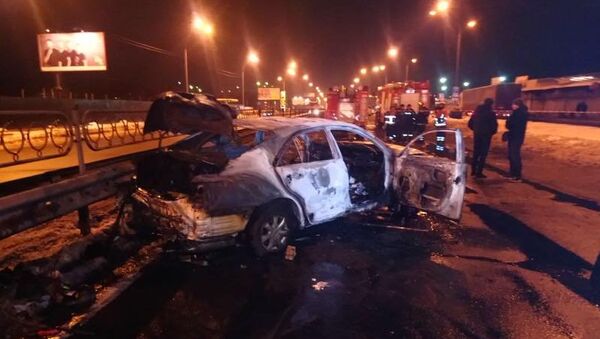 Сгоревший автомобиль Toyota на месте взрыва гранат у станции метро Лесная в Киеве