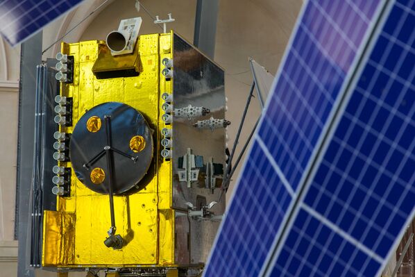 Полноразмерный макет современного космического аппарата связи на базе негерметичной платформы «Экспресс-1000»