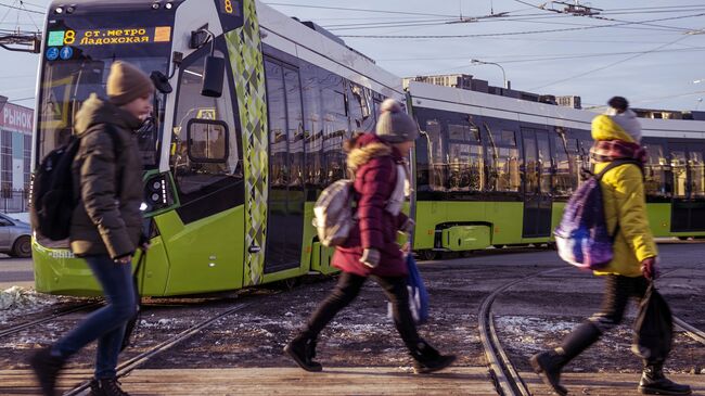 Частный трамвай Чижик на маршруте от Хасанской улицы до Ладожского вокзала в Санкт-Петербурге