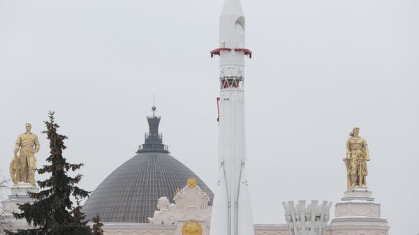 Макет ракеты-носителя «Восток» перед павильоном «Космос» на ВДНХ