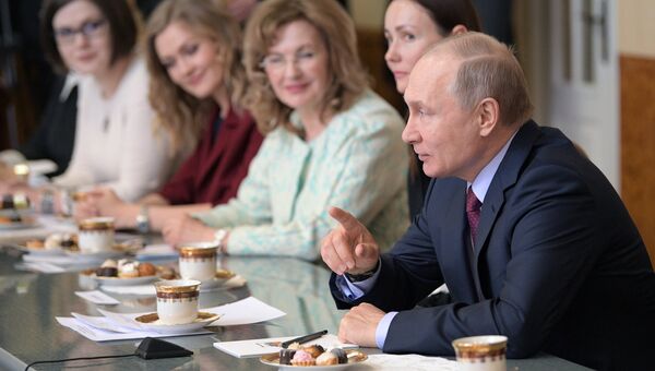 Президент РФ Владимир Путин во время встречи с женщинами-предпринимателями на Самарском булочно-кондитерском комбинате. 7 марта 2018
