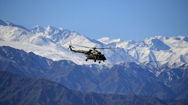 Вертолет Ми-8 в горах. Архивное фото