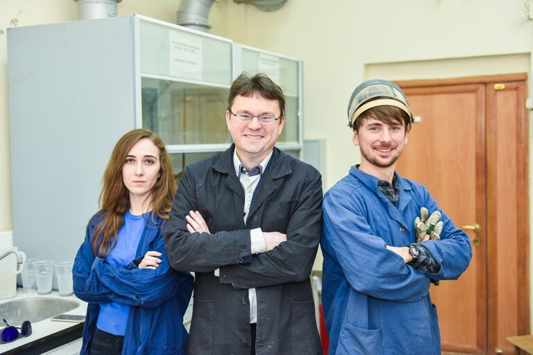 Профессор Александр Громов и сотрудники кафедры цветных металлов и золота НИТУ МИСиС