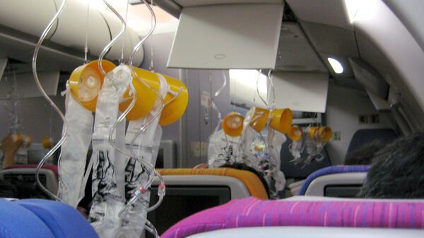 Кислородные маски в салоне самолета