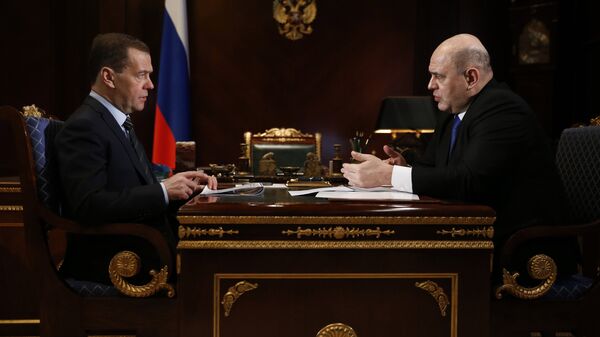Председатель правительства России Дмитрий Медведев и руководитель Федеральной налоговой службы РФ Михаил Мишустин во время встречи. 7 марта 2018